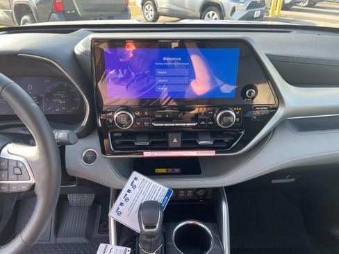 New 2026 Toyota Highlander Platinum image 21