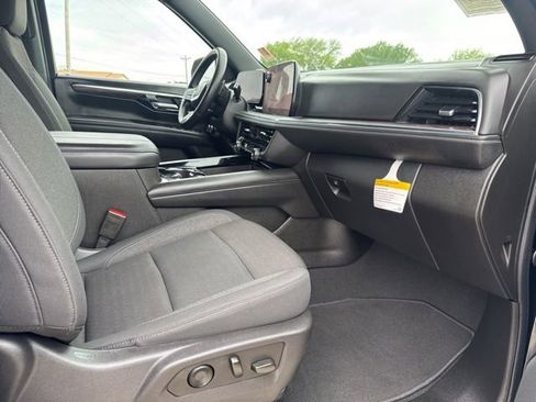Used 2025 Chevrolet Suburban LS RWD image 17