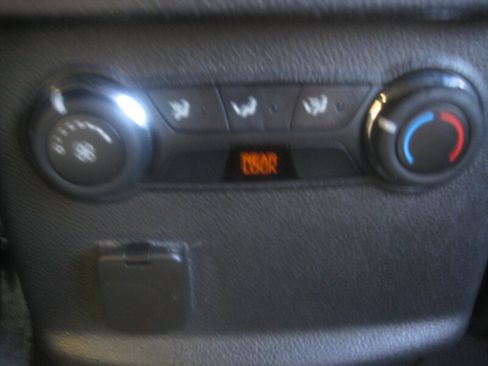 Used 2015 Ford Explorer XLT image 27