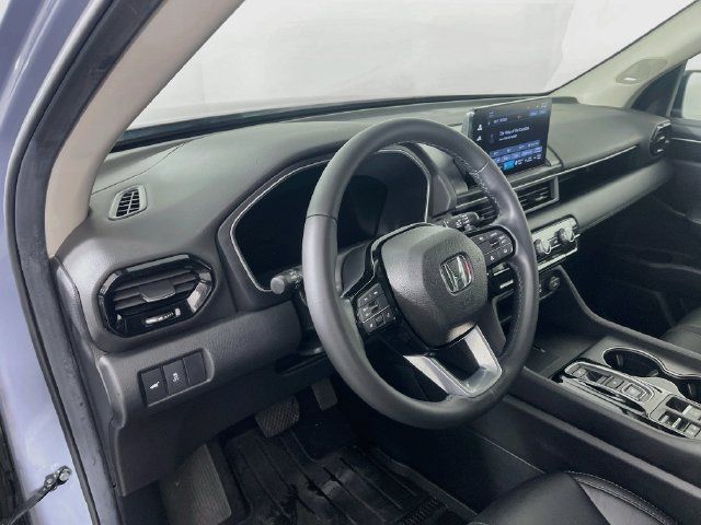 Used 2025 Honda Pilot Touring image 10