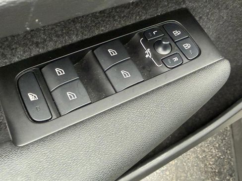 Certified 2022 Volvo XC40 T5 R-Design w/ Advanced Package image 15