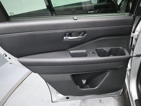 Used 2023 Nissan Pathfinder Platinum image 32