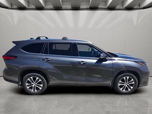 Used 2021 Toyota Highlander XLE AWD/4WD image 6