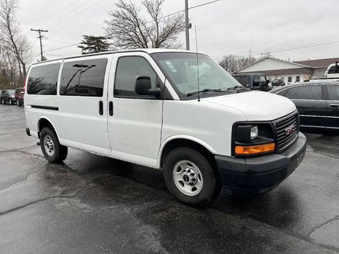 Used 2017 GMC Savana 2500 RWD image 3