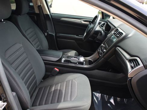 Used 2017 Ford Fusion SE FWD image 8