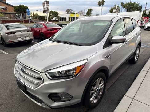 Used 2019 Ford Escape SE FWD image 2
