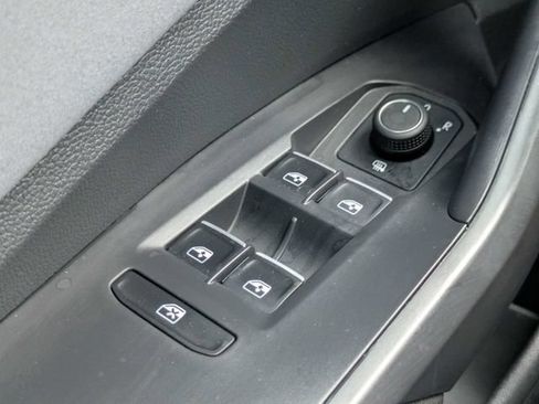 Certified 2025 Volkswagen Jetta SE FWD image 25