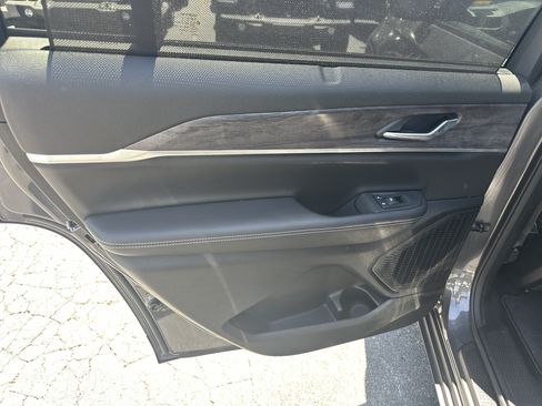 Used 2025 Jeep Grand Cherokee L Limited w/ Luxury Tech Group II RWD image 24