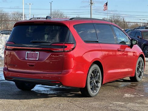 New 2026 Chrysler Pacifica Select image 3