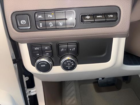 Certified 2022 GMC Yukon Denali image 5