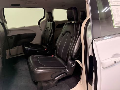 Used 2024 Chrysler Pacifica Touring-L image 8