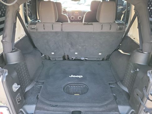 Used 2017 Jeep Wrangler Unlimited Rubicon w/ Connectivity Group image 27