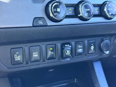 Used 2018 Toyota Tacoma TRD Sport w/ Technology Package RWD image 9