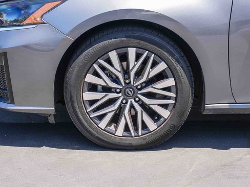 Used 2023 Nissan Altima 2.5 SV FWD image 11