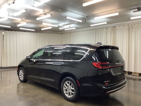 Used 2024 Chrysler Pacifica Touring-L FWD image 8