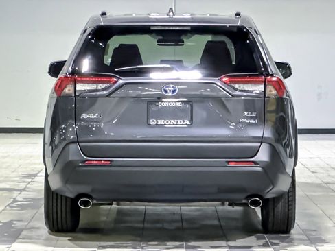 Used 2021 Toyota RAV4 XLE w/ Convenience Package image 9