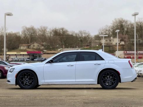 Used 2019 Chrysler 300 Touring w/ Sport Appearance Package image 4
