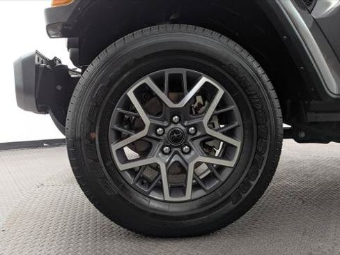 Used 2025 Jeep Wrangler Unlimited Sahara AWD/4WD image 32