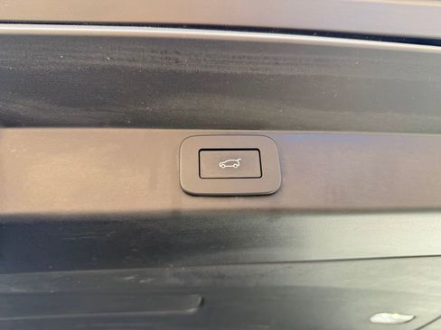 Used 2025 Land Rover Range Rover Sport SE image 25