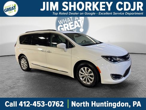 Used 2017 Chrysler Pacifica Touring-L image 1