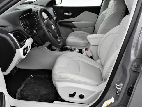 Used 2021 Jeep Cherokee Latitude Lux w/ Comfort/Convenience Group image 9