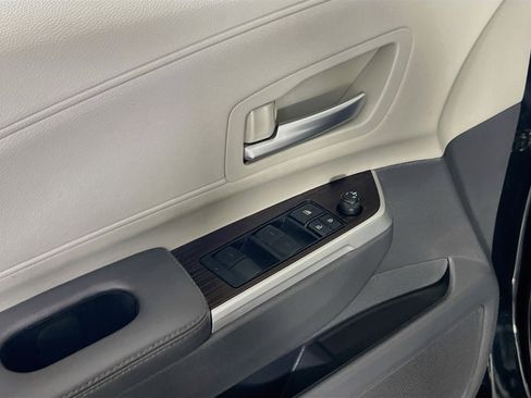 Used 2023 Toyota Sienna XLE FWD image 17
