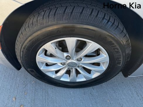 Used 2017 Chrysler Pacifica Touring-L image 8