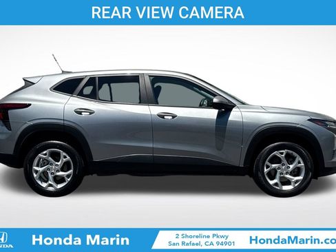 Used 2024 Chevrolet Trax LS w/ LS Convenience Package FWD image 4