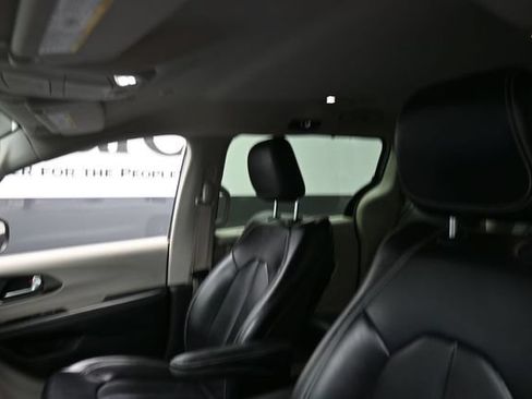 Used 2023 Chrysler Pacifica Touring-L FWD image 17