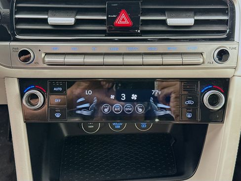 Used 2025 Genesis G70 2.5T image 23