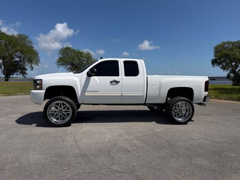 Used 2010 Chevrolet Silverado 1500 LS image 2
