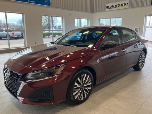 Used 2025 Nissan Altima 2.5 SV image 1