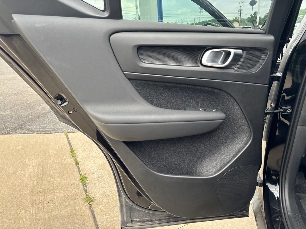 Certified 2025 Volvo XC40 B5 Plus w/ Protection Package Premier AWD/4WD image 22