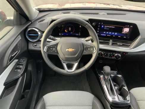 Used 2025 Chevrolet Trax LT w/ LT Convenience Package FWD image 24