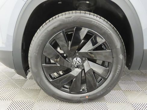 Certified 2024 Volkswagen Atlas Cross Sport SE image 28