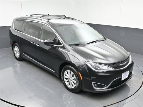 Used 2018 Chrysler Pacifica Touring-L image 24