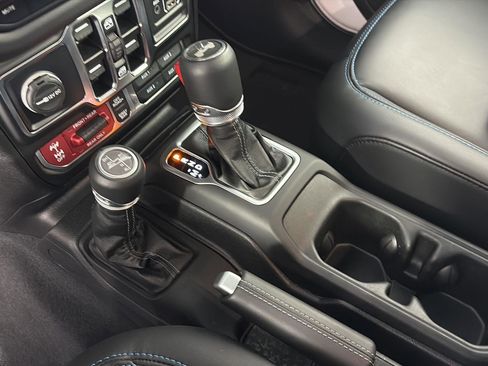 Used 2025 Jeep Wrangler Unlimited Rubicon 4xe AWD/4WD image 41