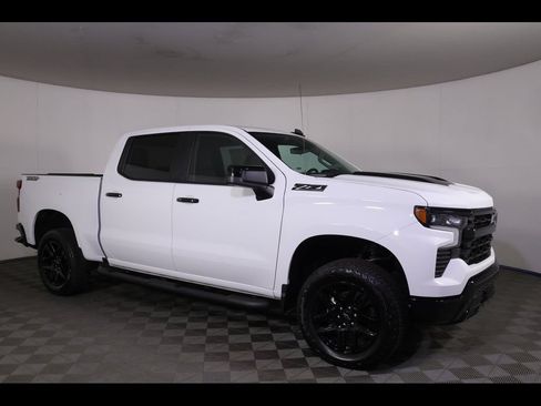 Used 2025 Chevrolet Silverado 1500 LT Trail Boss w/ Dark Appearance Package AWD/4WD image 10