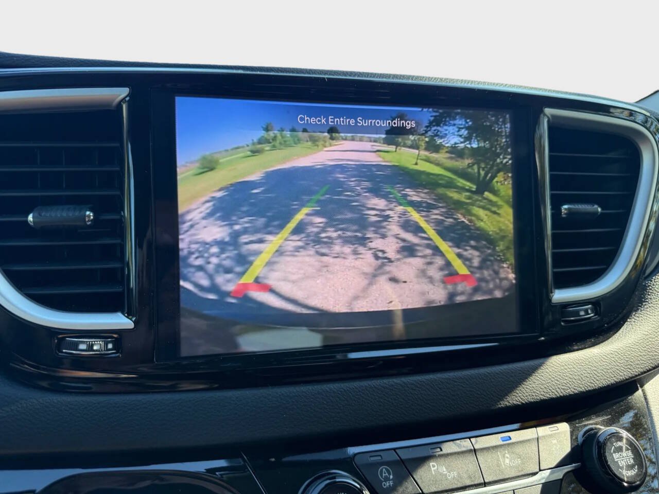 Used 2024 Chrysler Pacifica Touring-L FWD image 19