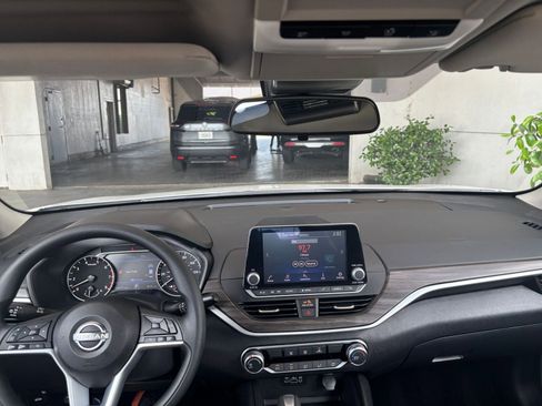 Used 2025 Nissan Altima 2.5 SV FWD image 34