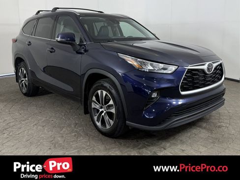 Used 2021 Toyota Highlander XLE AWD/4WD image 1