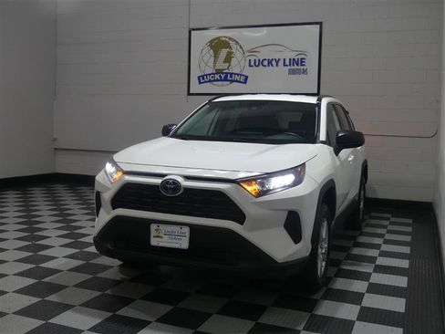 Used 2021 Toyota RAV4 LE image 4