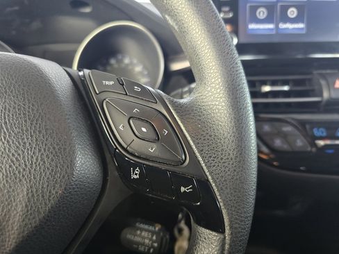 Used 2022 Toyota C-HR XLE image 21