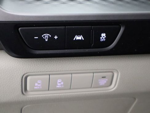 Used 2022 Kia Carnival LX FWD image 23