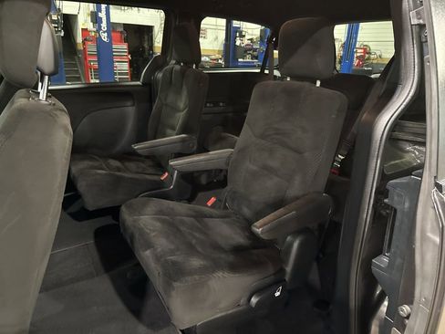 Used 2017 Dodge Grand Caravan SE image 30