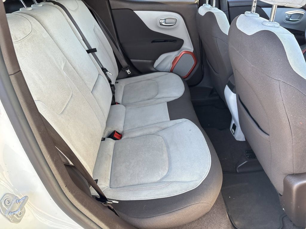 Used 2017 Jeep Renegade Latitude w/ Popular Equipment Group FWD image 13