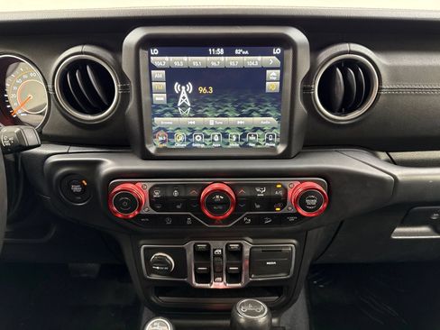 Used 2018 Jeep Wrangler Unlimited Sahara AWD/4WD image 26