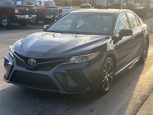 Used 2019 Toyota Camry SE image 3