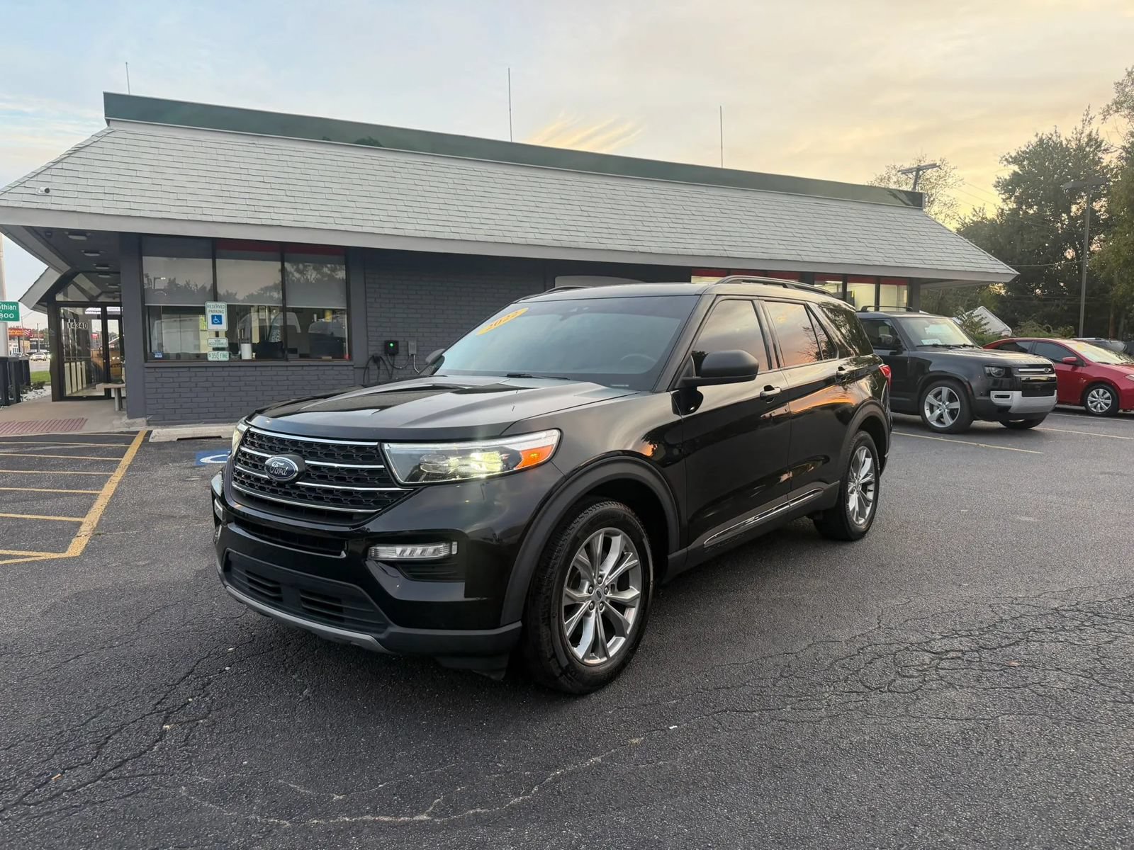 Used 2022 Ford Explorer XLT w/ Equipment Group 202A AWD/4WD image 4