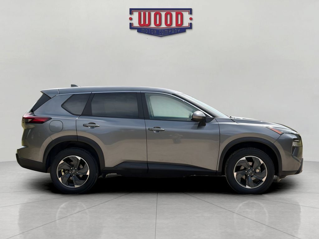 Used 2024 Nissan Rogue SV AWD/4WD image 2